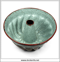 Large Vintage Enamelled / Graniteware Kitchen Ring / Bundt Cake Mould. 10.00 Inch Diameter 2.